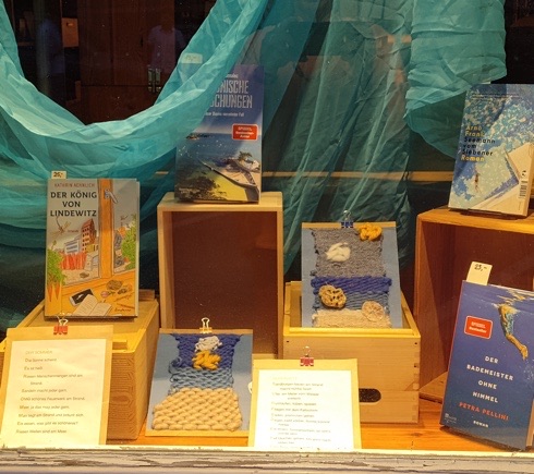 Ausstellung Webarbeiten in einer Buchhandlung