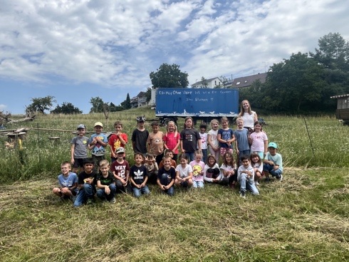 Klassenfoto der 1b auf dem Bauernhof