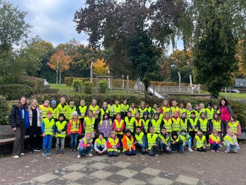 Warnwesten für die Erstklässler